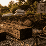 traverse de chemin de fer à donner posée dans un jardin