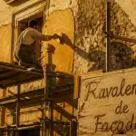 Ravalement de façade tous les combien, immeuble ancien échafaudage artisan