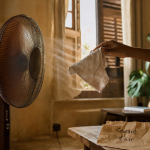 Comment rafraîchir une pièce avec un ventilateur : linge humide près d’une fenêtre