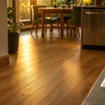 Parquet flottant dans une cuisine en chêne mat, près d’un seuil de porte