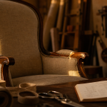 Rénovation fauteuil Voltaire : crin et bois en atelier