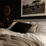 Noir et blanc chambre : draps blancs et mur noir mat, ambiance cosy