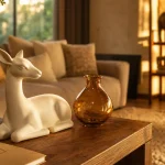 Animaux décoration intérieure : statue biche blanche XXL dans un salon contemporain